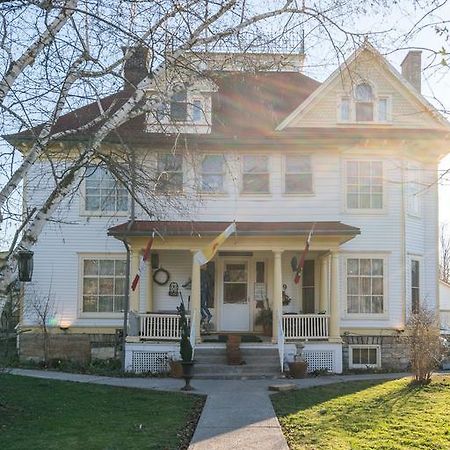 Marmora And Lake Inn And Victorian Diner Exterior photo