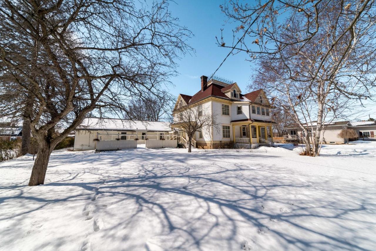 Marmora And Lake Inn And Victorian Diner Exterior photo
